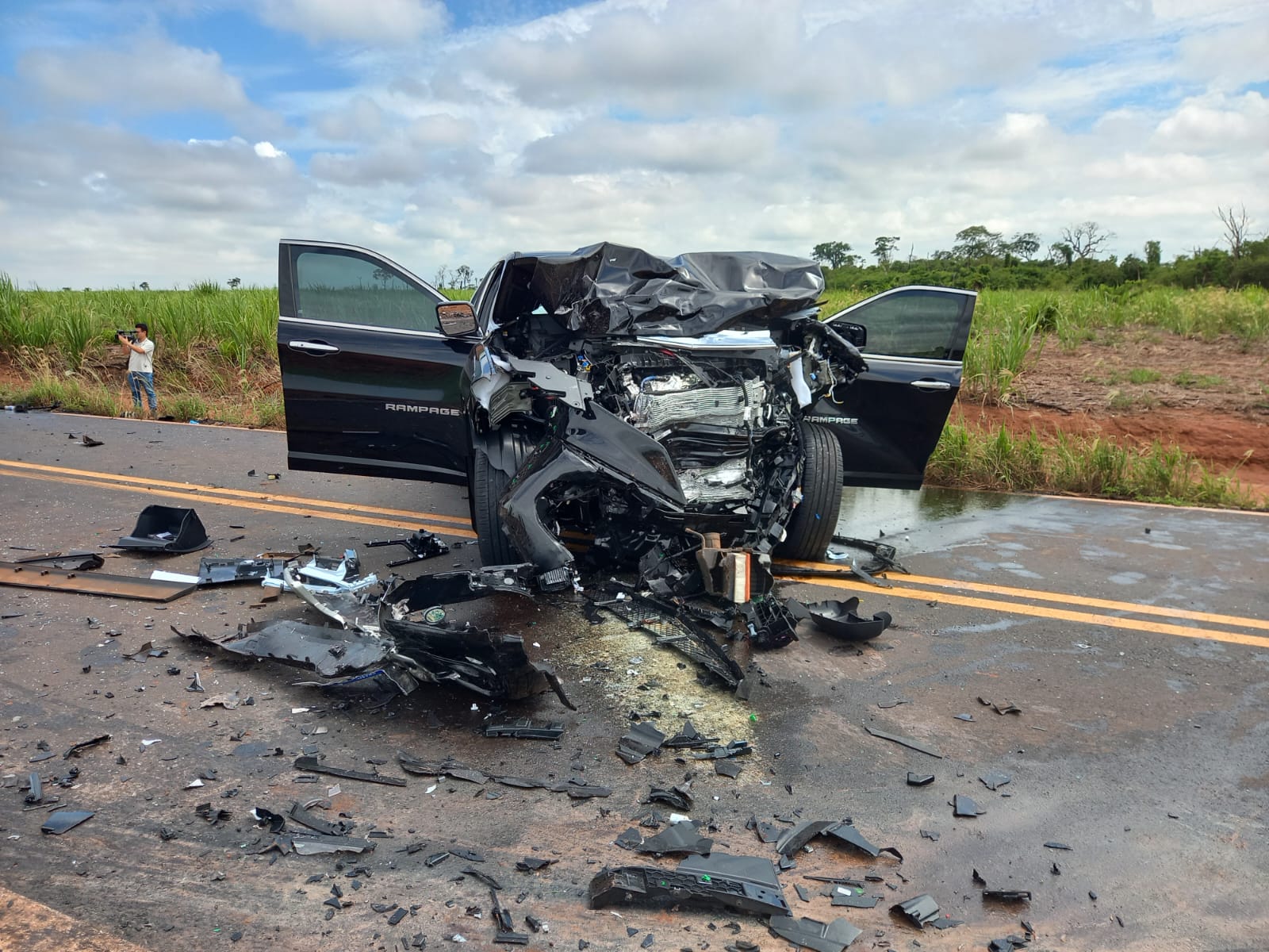 Grave acidente/ Frente dos veículos ficaram destruídas